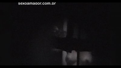 בלאָנדי ווערט בעסאָד ווידעאָטייפּט דורך אַ קוואַרטאַל ווויעור פאַרבאָרגן הינטער פּוסט בריקס